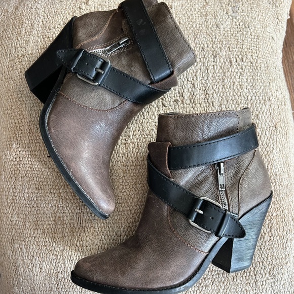 Dolce Vita Conary Booties - Picture 1 of 7